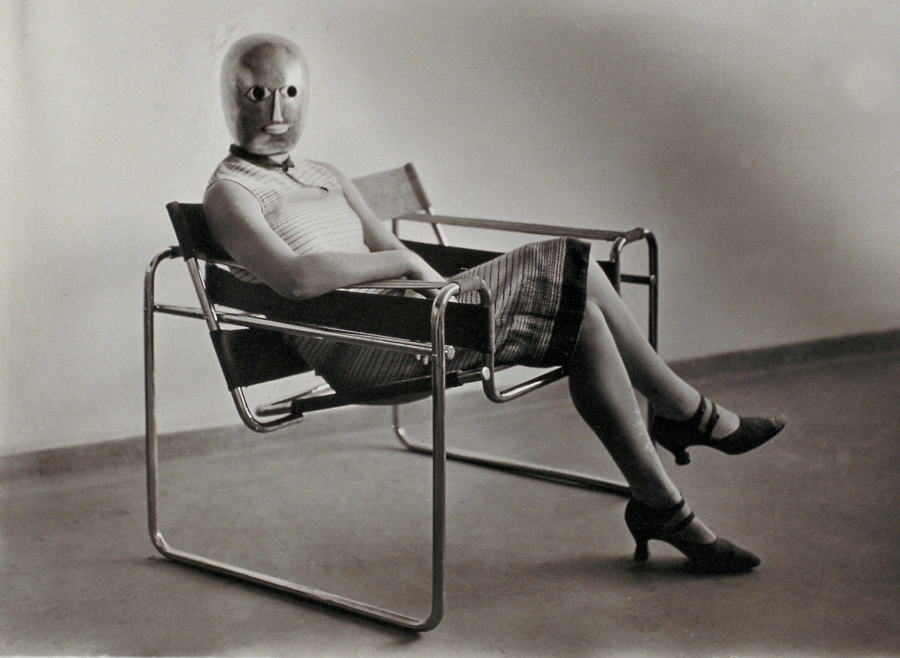 Célèbre oeuvre Bauhaus, la chaise Wassily ici avec un mannequin