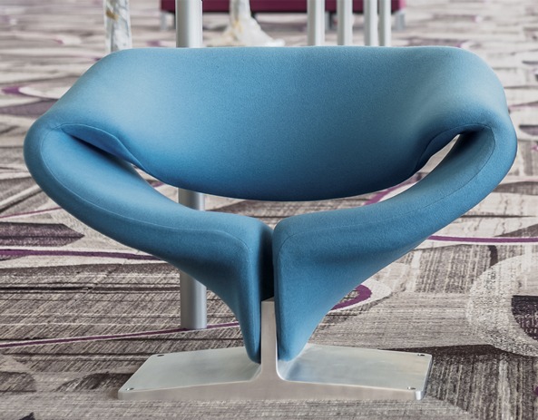 fauteuil ruban de pierre paulin en couleur bleue