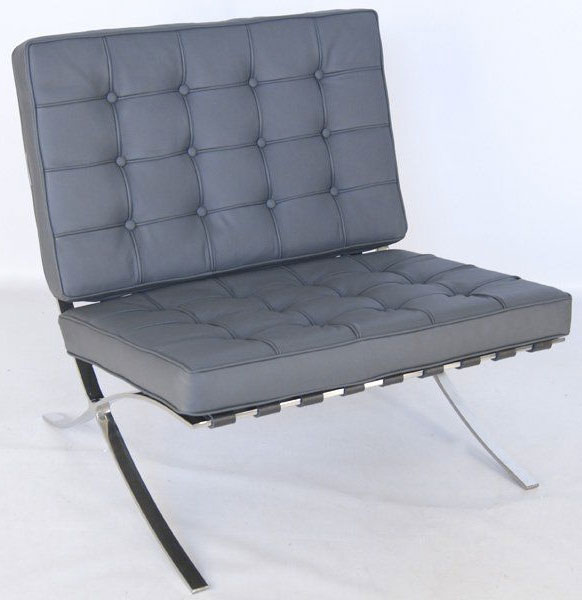 chaise Barcelona en cuir noire du designer Bauhaus Ludwig Mies van der Rohe