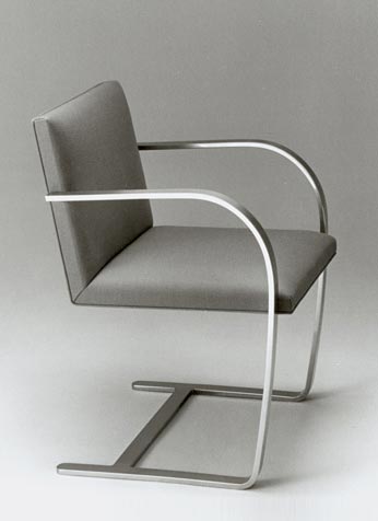 chaise BRNO en version grise du designer Ludwig Mies van der Rohe