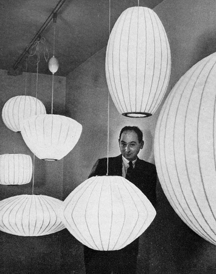 George Nelson entourés de différentes lampes de sa collection de suspensions Bubble lamp pour Herman Miller