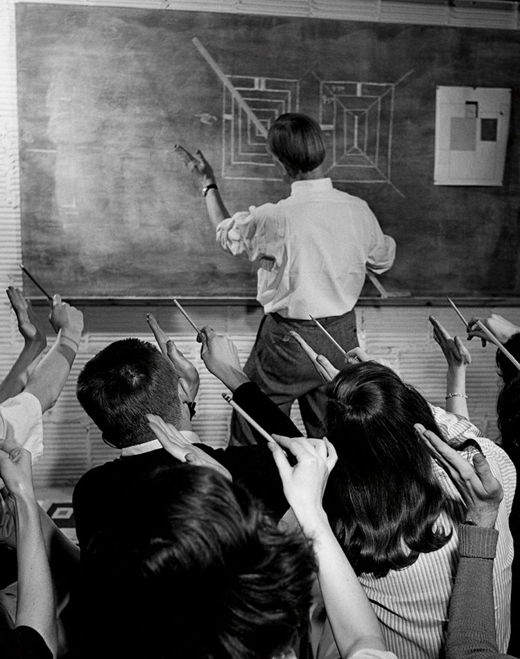 Josef Albers, professeur Bauhaus en train d'enseigner à sa classe au Black Mountain College aux USA