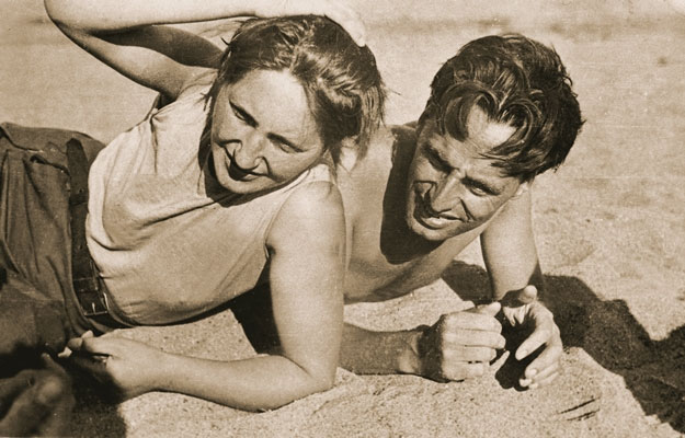 Lotte Stam-Beese et Mart Stam à la plage