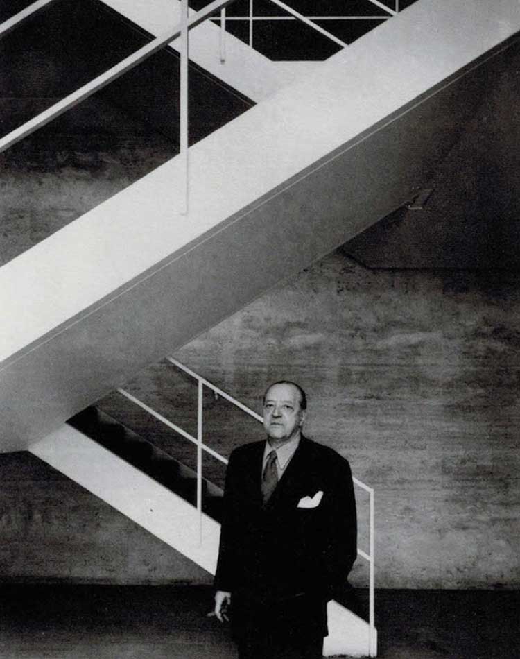 Mies van der Rohe devant des escaliers