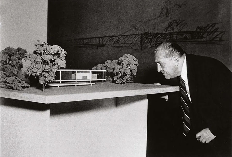 Ludwig Mies van der Rohe analysant une maquette d'architecture