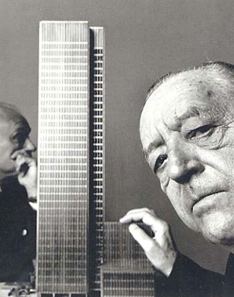 Mies van der Rohe et une maquette de building