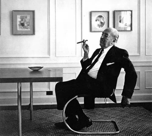 Mies van der Rohe assis sur sa chaise MR