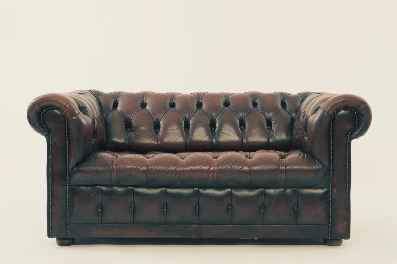 Canapé en cuire type chesterfield