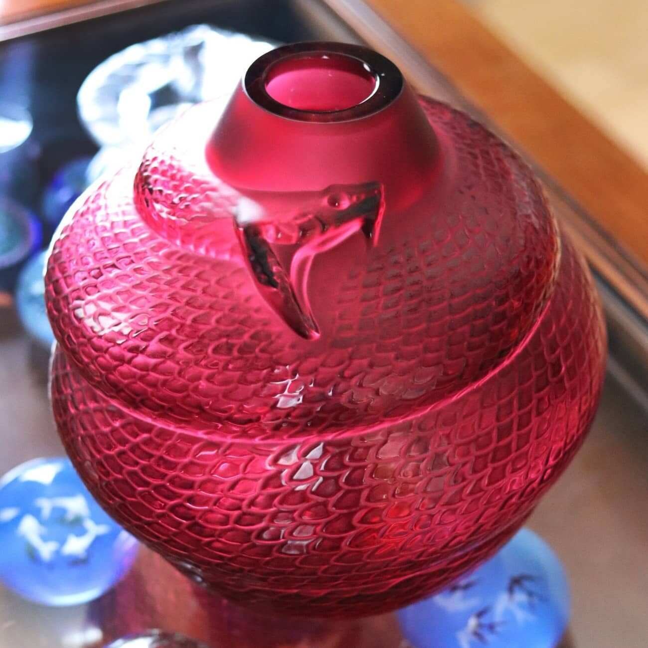 Détail du vase Serpent par la maison Vessière Cristaux, une inspiration de l'artisan d'Art de René Lalique